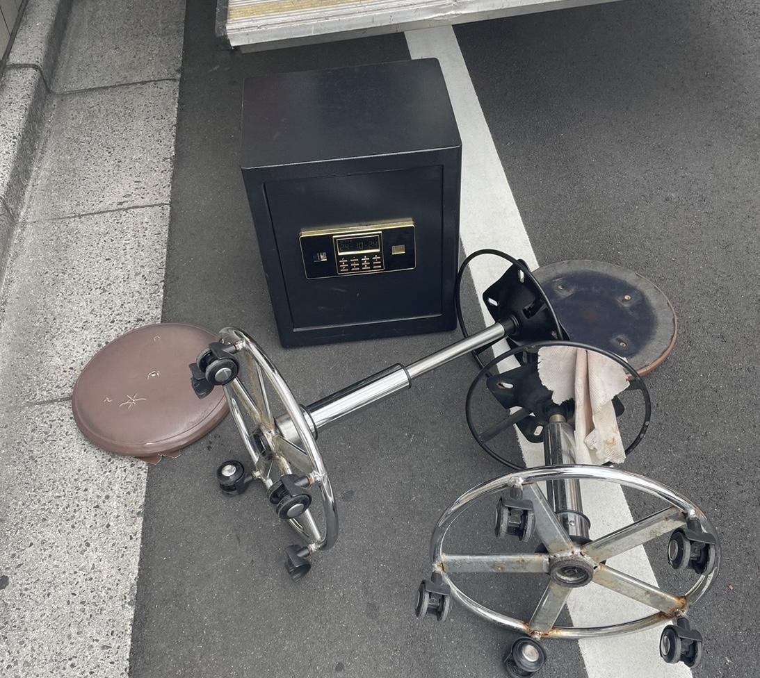 金庫を購入したお店に引き取ってもらう